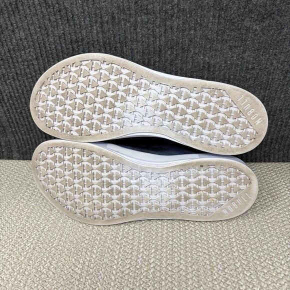 Athletic_Shoes